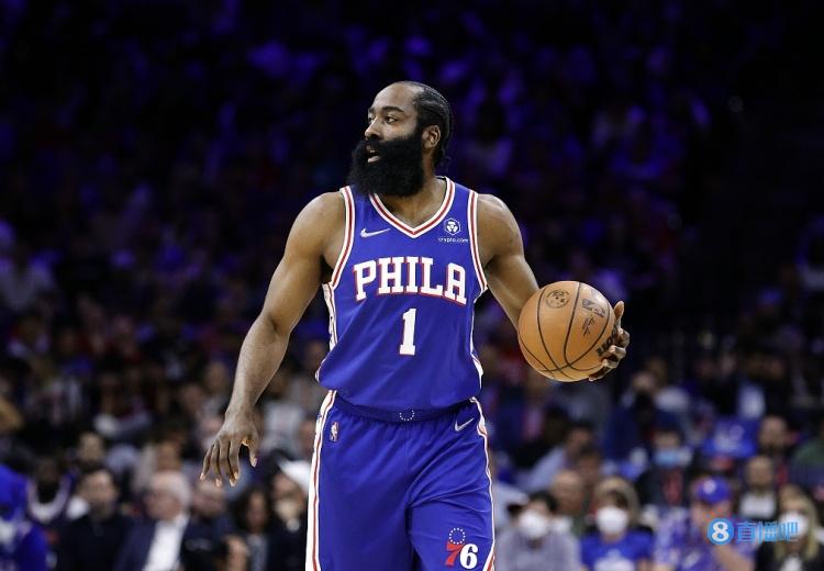 边锋赛后晒伤痕，网友称其太拼了（边锋赛后晒出伤痕，网友直呼拼劲十足）