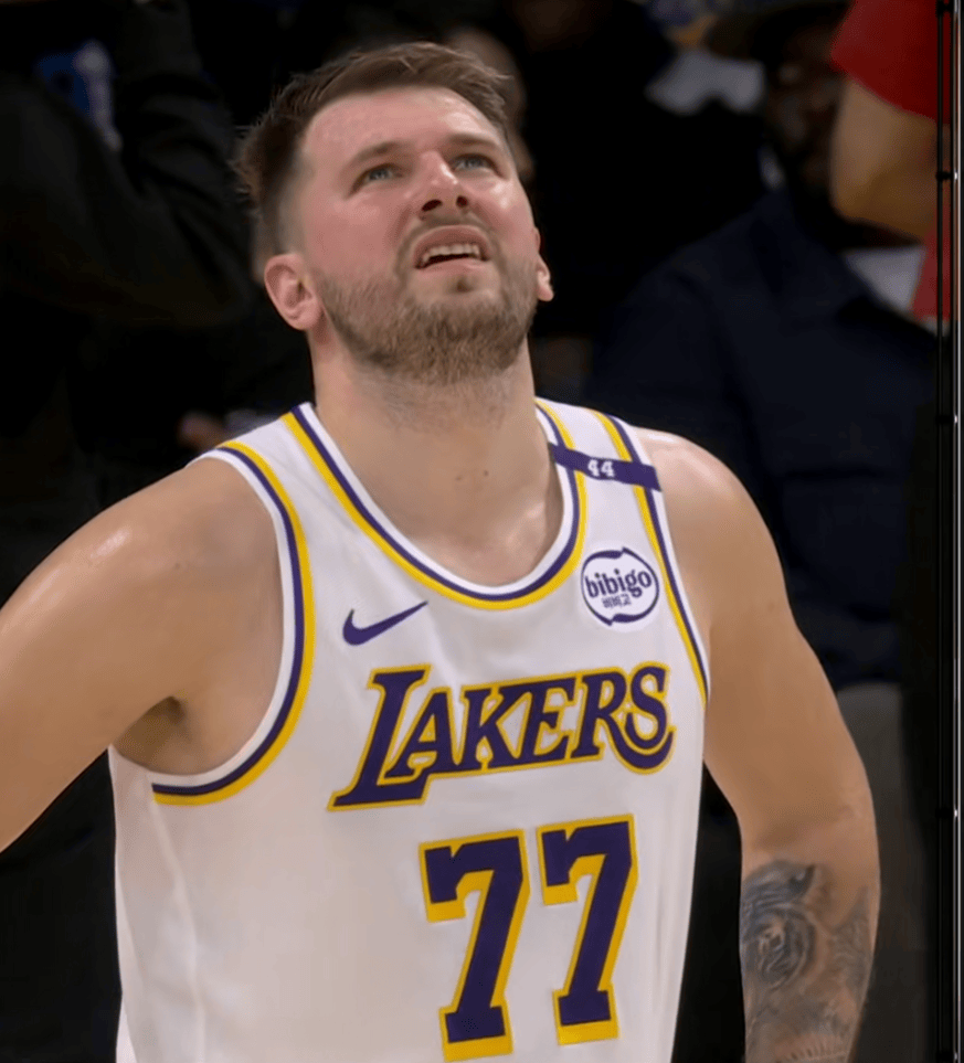 活动组织者：梅西本想走向看台与球迷互动，但被政客拉去拍照（主办方称梅西原本要到看台与球迷互动，却被政客拉去合影）