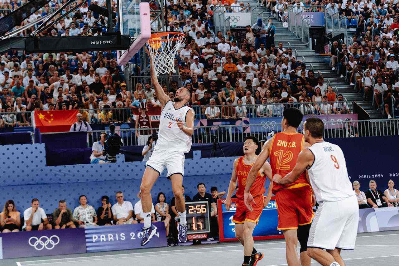 NBA杯半场：布伦森26分，猛龙次节早早祭出“砍人”战术半场52-69落后尼克斯（季中锦标赛半场：布伦森轰下26分，猛龙次节上“砍人”仍以52-69落后尼克斯）