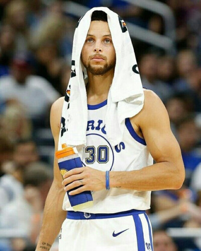 套娃，久保建英坐在涩谷的大久保建英像下握着一个小久保建英（涩谷套娃名场面：久保建英在自己巨像下手持迷你版自己）