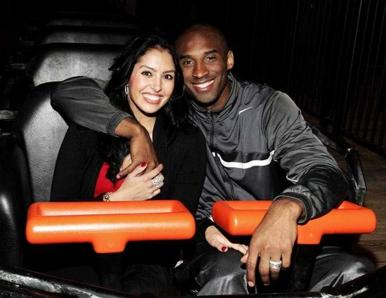 慎入，尼日利亚超比赛中一球员被对方球迷冲进场内割喉（慎入：尼日利亚联赛惊魂，对方球迷闯入赛场割喉球员）