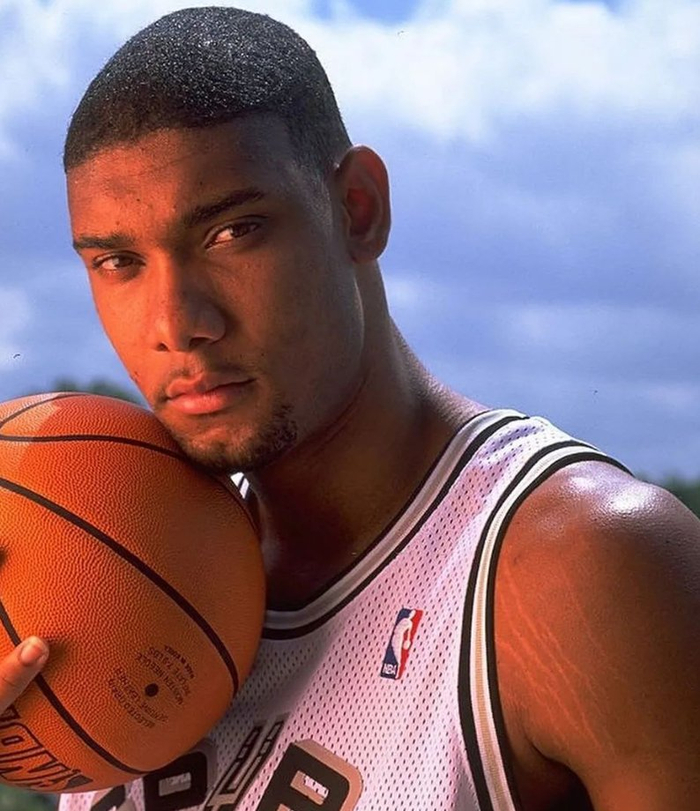 国脚连续射门被封堵仍不气馁（射门接连被挡，国脚斗志不减）