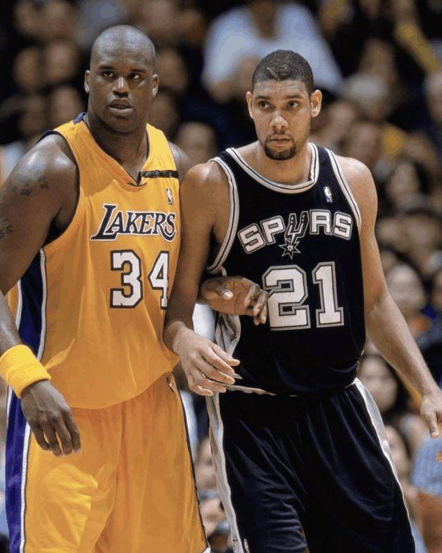 每体：部分法兰克福球迷在诺坎普闹事，向巴萨球迷投掷照明弹（每体：诺坎普发生冲突，部分法兰克福球迷向巴萨球迷投掷照明弹）